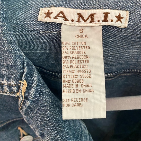 NWT A.M.I. Slightly Fitted Classic Denim Jean Jacket - Picture 4 of 6